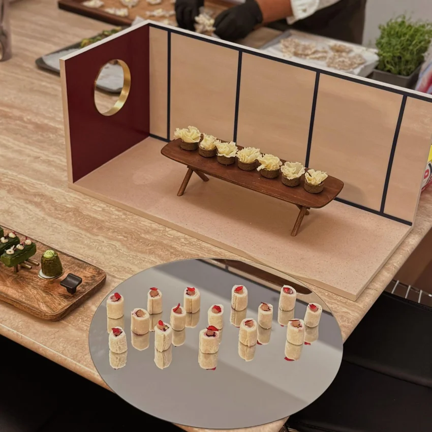 Présentation gastronomique avec amuse-bouches raffinés sur table lors d’un événement haut de gamme.