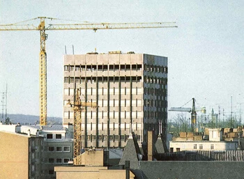 1974 Première place sur le marché des euro-obligations 